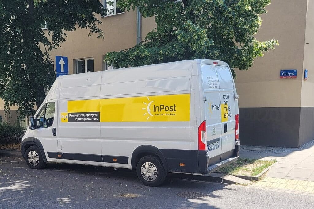 Samochód dostawczy kuriera InPost zaparkowany przy ulicy w Warszawie
