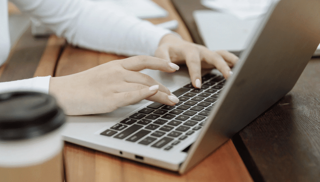 Korzystanie z bonusów i kodów promocyjnych w kasynach internetowych – poradnik