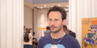 Mateusz Banasiuk, aktor czytający książkę synowi