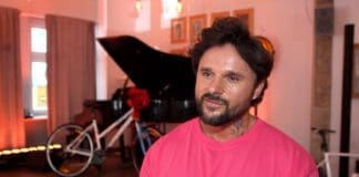 Qczaj, youtuber z dłuższymi włosami