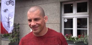 Damian Janikowski, zawodnik MMA, odpoczywający na wakacjach