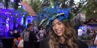 Sandra Kubicka przy domowej szklarni ogrodowej