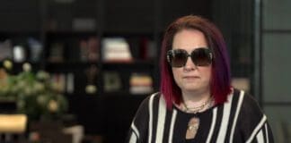 Mika Urbaniak, wokalistka, podczas pracy nad muzyką