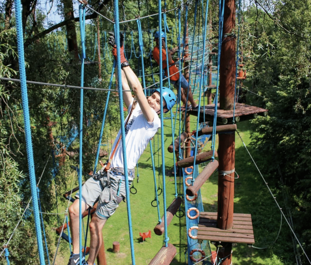 Park linowy Warszawa – najlepsze miejsca na przygodę na wysokości park linowy warszawa Park Linowy Bielany