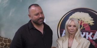 Ewa Gawryluk, prezenterka telewizyjna, z bagażem w Afryce