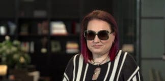 Mika Urbaniak, wokalistka, wspominająca dzieciństwo