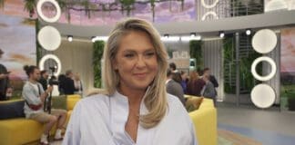 Ewa Wachowicz, prowadząca, w telewizyjnej garderobie