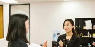 Woda do firmy – jak zapewnić pracownikom wygodny dostęp i zadbać o wizerunek marki?