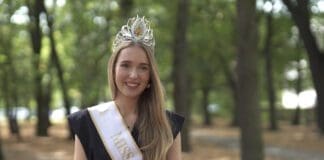 Maja Todd, wokalistka, podczas występu na scenie