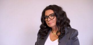 Alicja Węgorzewska, śpiewaczka operowa, przed budynkiem sądu