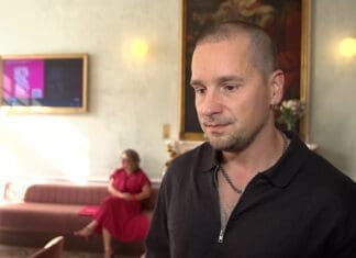 Krzysztof Zalewski: Andrzej Smolik ma genialne poczucie humoru. Na próbach raczy nas anegdotami i zawsze po prostu płaczę ze śmiechu