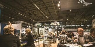 Jak stworzyć stoisko, które stanie się punktem orientacyjnym na targach?