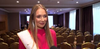 Maja Todd przy zapalonej świecy w jesiennym klimacie