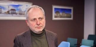 Papieros elektroniczny trzymany w dłoni