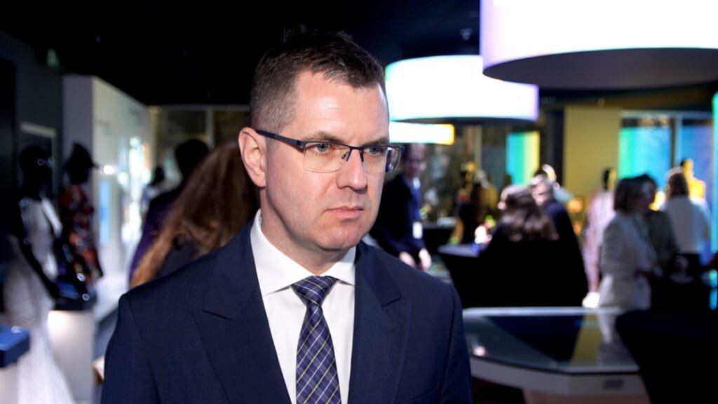 W UE powstaje 12 mln t odpadów tekstylnych rocznie. Artyści przez sztukę chcą promować drugi obieg w modzie