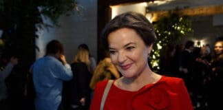 Monika Richardson, dziennikarka, przy udekorowanych roślinach