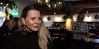 Maria Sadowska, wokalistka, przed nowo wybudowanym domem