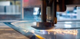 Ażurowe fasady i industrialne meble – cięcia laserowe w nowoczesnym designie