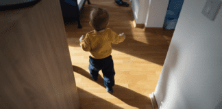 Dziecko zatrzaśnięte w mieszkaniu lub klucze w środku w Warszawie: jak działać bez paniki i bez ryzykownych prób