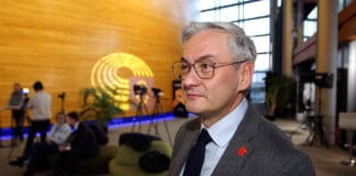 Robert Biedroń: Krzysztof czuje się lepiej i wrócił do pracy. Jesteśmy natomiast poirytowani fake newsami na jego temat