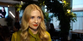 Paulina Chapko przeglądająca się w lustrze