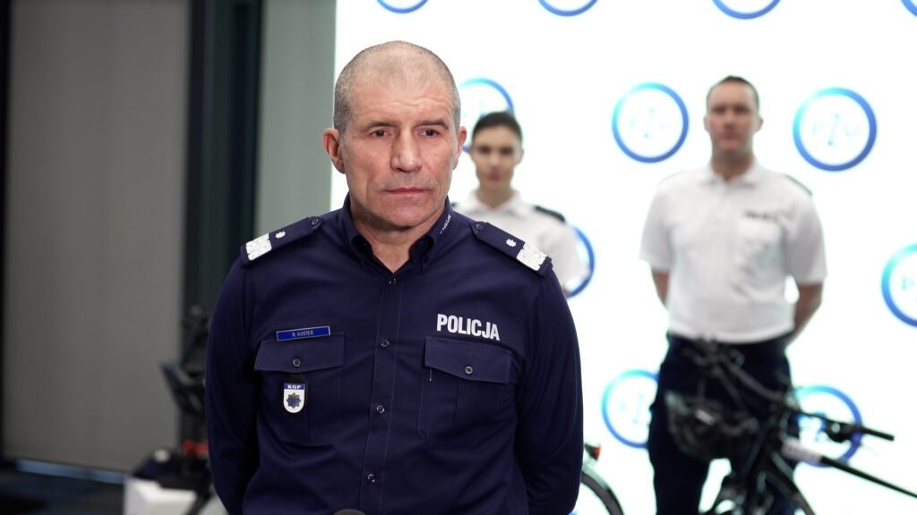 Coraz więcej rowerzystów porusza się po polskich drogach. Tylko co czwarty jeździ w kasku