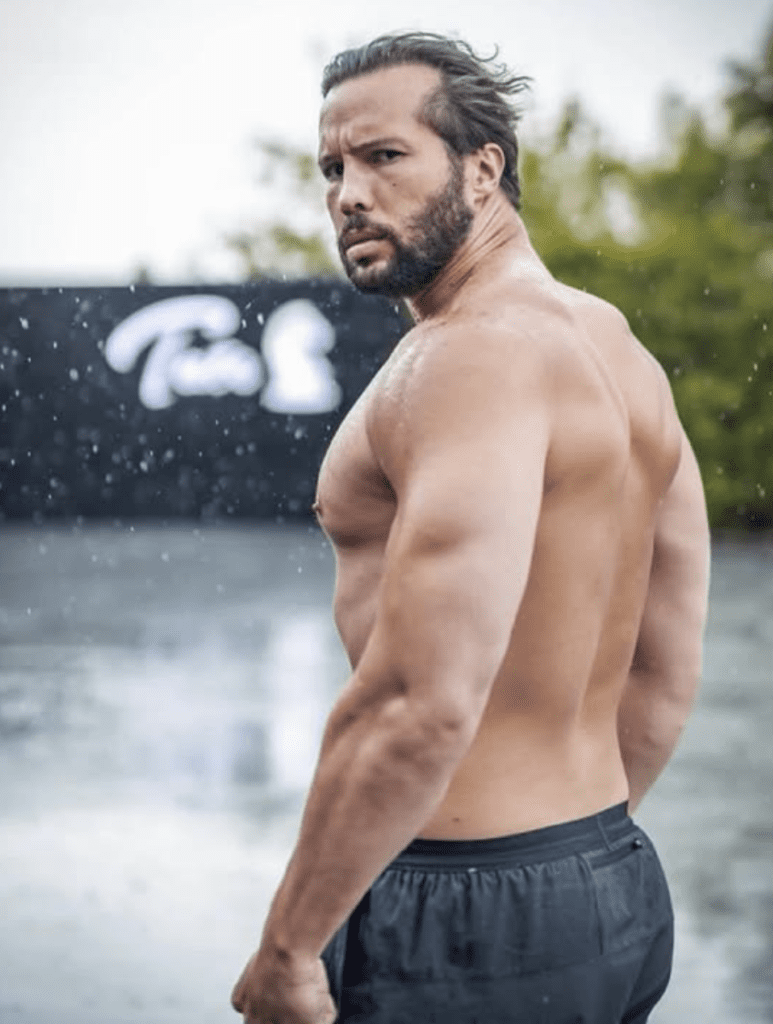 Tristan Tate Majątek: Przegląd Dochodów, Nieruchomości i Inwestycji