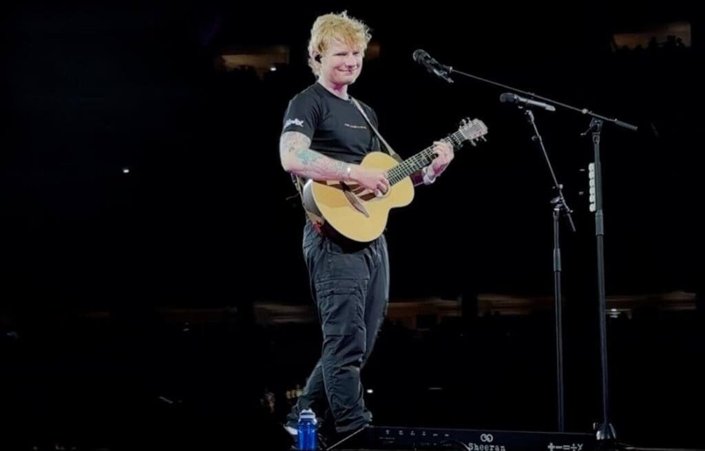 Ed Sheeran majątek 2026: ile wynosi fortuna piosenkarza ed sheeran majątek Ed Sheeran z gitarą na scenie stadionu w Filadelfii podczas trasy Mathematics