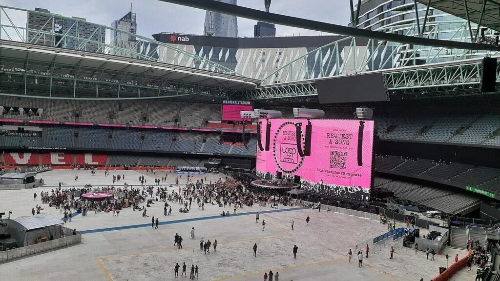 Okrągła scena trasy Loop Tour Eda Sheerana na stadionie Marvel Stadium w Melbourne