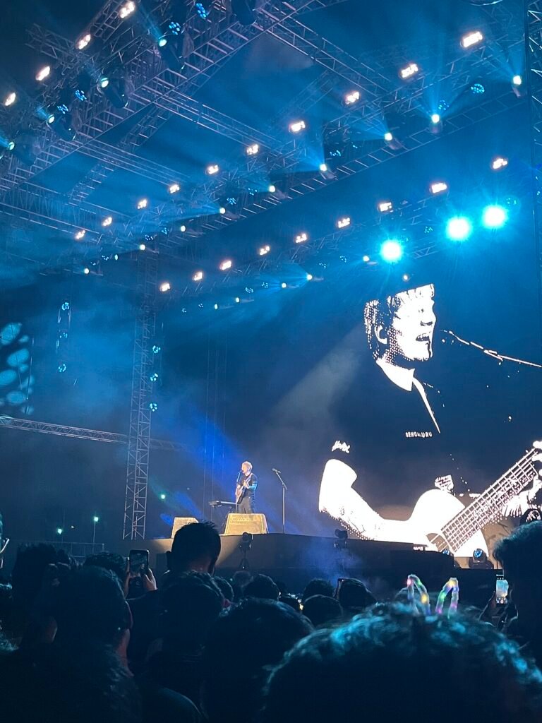 Ed Sheeran śpiewa na scenie podczas koncertu Mathematics Tour w Indiach