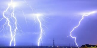 Jak powstaje burza? Etapy, chmura burzowa i pioruny krok po kroku Kilka rozgałęzionych piorunów uderzających z chmury burzowej w ziemię podczas nocnej burzy