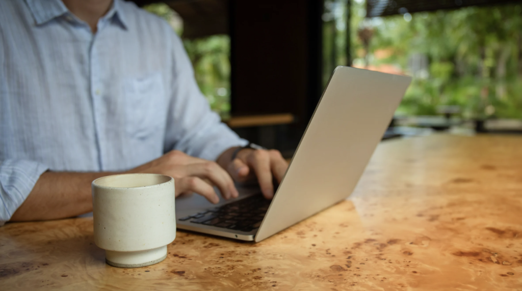 Modele biznesowe kasyn: od tradycyjnej sali do platformy online