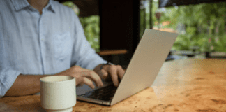 Modele biznesowe kasyn: od tradycyjnej sali do platformy online