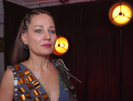 Marika: Przyszliśmy z naręczem butli do oddania, ale niestety butelkomat nie mógł ich przyjąć. Zdarza się, że urządzenia są przepełnione albo mają awarię Godzinnik