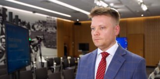 Brak wsparcia dla młodych opuszczających pieczę zastępczą marnuje ich potencjał. Trwają prace nad reformą systemu Godzinnik