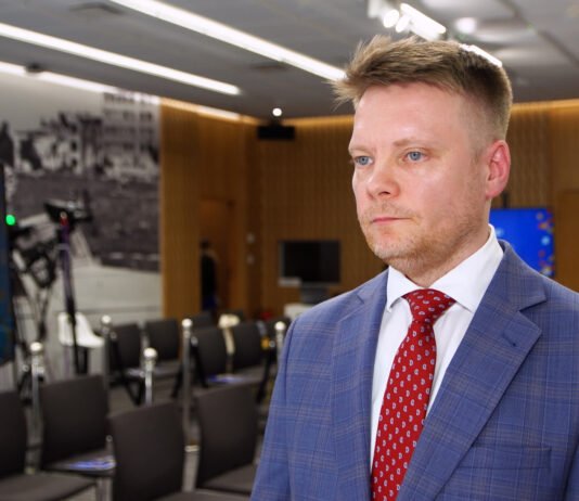 Brak wsparcia dla młodych opuszczających pieczę zastępczą marnuje ich potencjał. Trwają prace nad reformą systemu Godzinnik