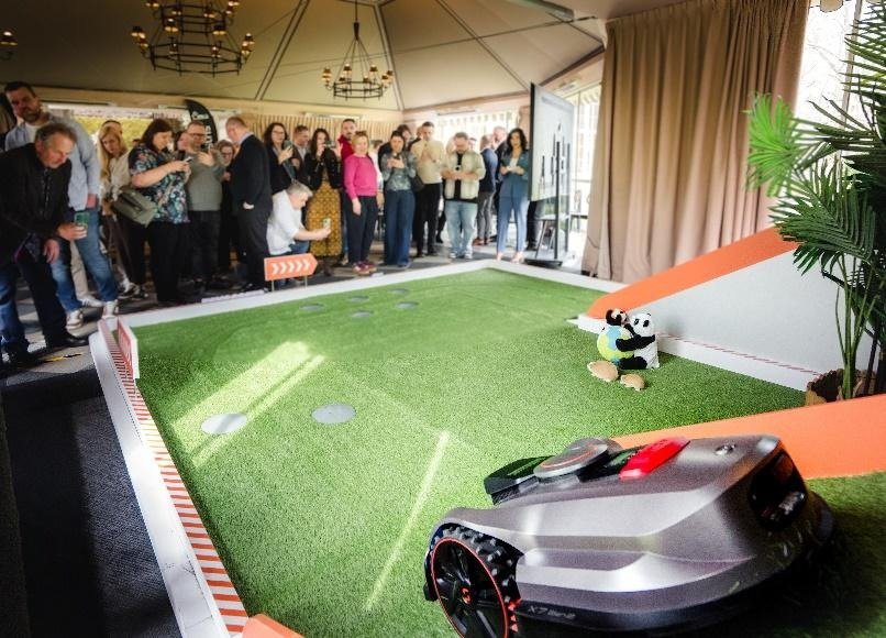 Chińskie roboty kosiły trawę w warszawskich Łazienkach. Pokaz nowej linii autonomicznych kosiarek Sunseeker Robotics