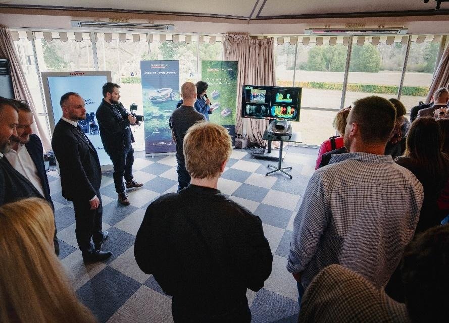 Chińskie roboty kosiły trawę w warszawskich Łazienkach. Pokaz nowej linii autonomicznych kosiarek Sunseeker Robotics