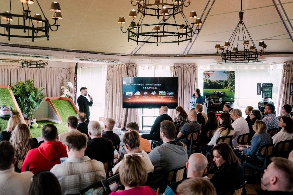 Chińskie roboty kosiły trawę w warszawskich Łazienkach. Pokaz nowej linii autonomicznych kosiarek Sunseeker Robotics