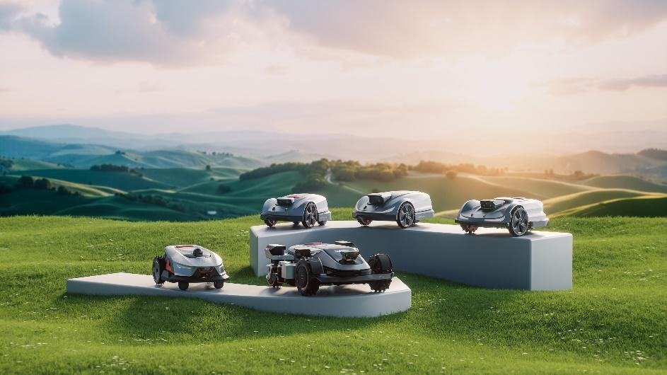 Chińskie roboty kosiły trawę w warszawskich Łazienkach. Pokaz nowej linii autonomicznych kosiarek Sunseeker Robotics