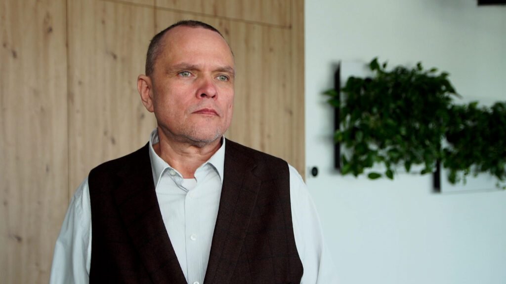 Automaty paczkowe w Polsce stają się dostępniejsze dla osób z niepełnosprawnościami. Pojawiają się również usprawnienia dla seniorów