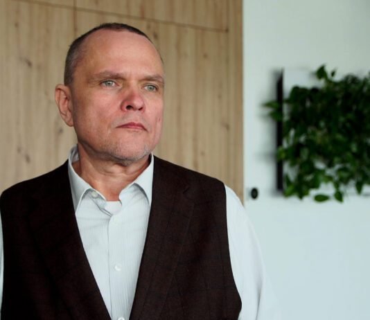Automaty paczkowe w Polsce stają się dostępniejsze dla osób z niepełnosprawnościami. Pojawiają się również usprawnienia dla seniorów Godzinnik