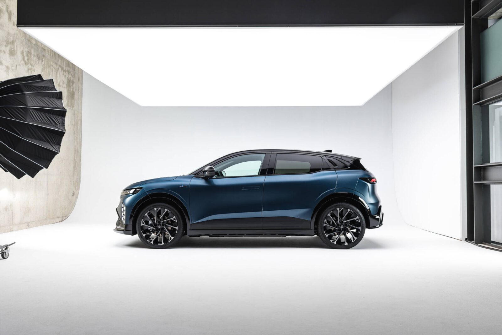 Nowe Renault Megane E-Tech: 220 KM, 500 km zasięgu i ogromny bagażnik nowe Renault Megane Wnętrze nowego Renault Megane E-Tech 2026 z systemem openR i usługami Google