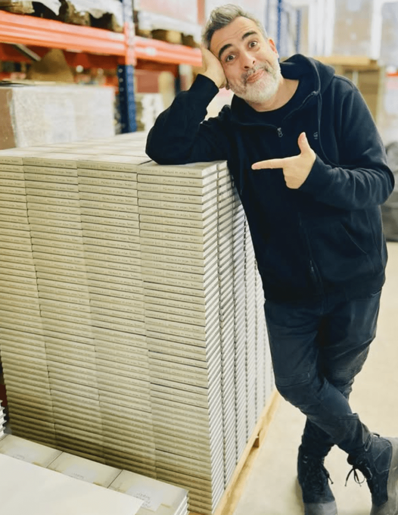 Abelard Giza podczas występu stand-upowego w programie Wentyl, 2026