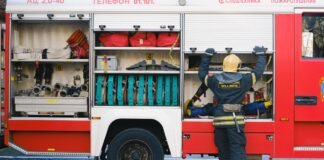 Śmieszne życzenia dla strażaka – urodzinowe i na Dzień Strażaka Strażak w mundurze – życzenia dla strażaka
