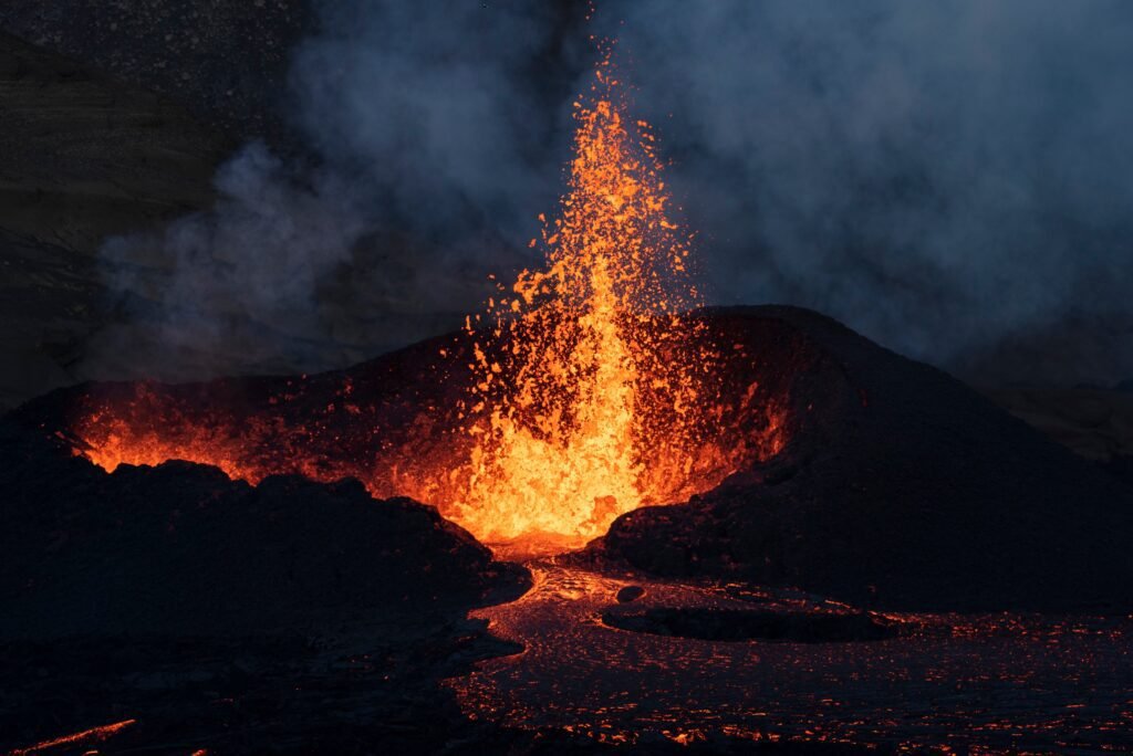 Erupcja Etny 2026. Potoki lawy widoczne z daleka, służby podniosły alert