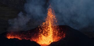 Erupcja Etny 2026. Potoki lawy widoczne z daleka, służby podniosły alert Godzinnik