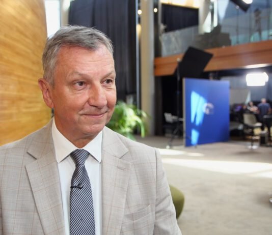 Andrzej Halicki w te wakacje rusza w teren z własną maszyną do popcornu. Znajdzie też czas na nurkowanie w Bałtyku Godzinnik