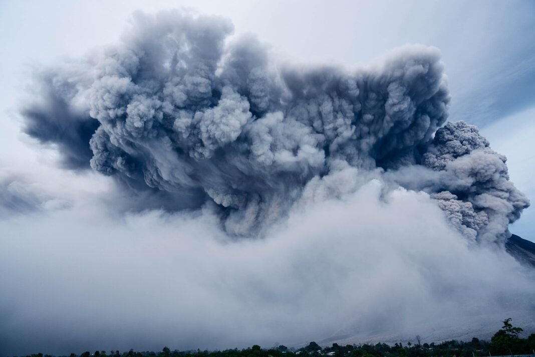 Erupcja Etny sparaliżowała lotnisko w Katanii. Odwołano loty, także z Polski Erupcja Etny sparaliżowała lotnisko w Katanii. Odwołano loty, także z Polski