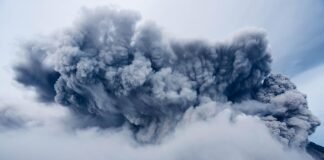 Erupcja Etny sparaliżowała lotnisko w Katanii. Odwołano loty, także z Polski